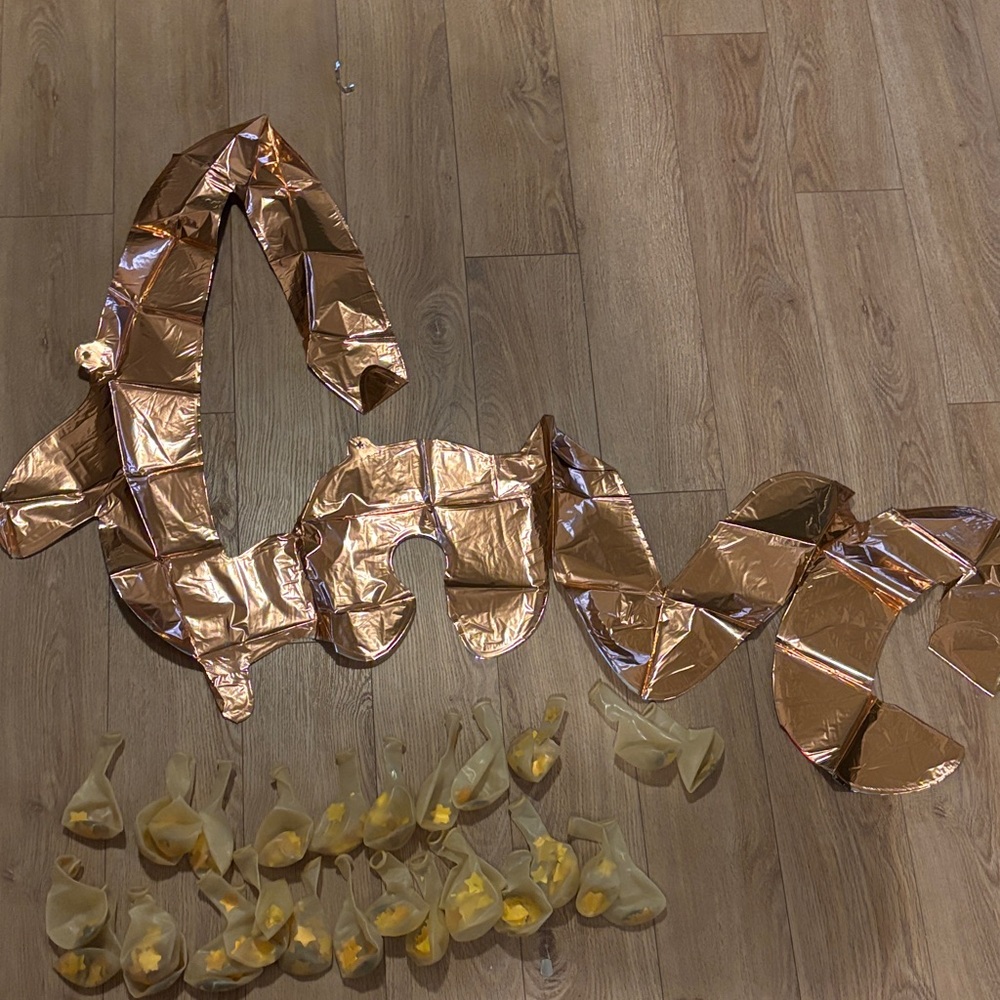 Gifts for Anyone 🎁 Gold Balloon Decoration